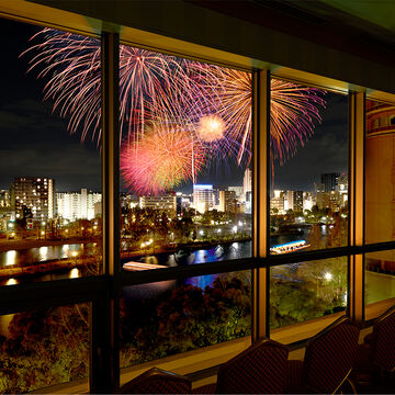 ホテルディナーと天神祭観覧席の夕べ　室内観覧席 アネックス通路（5階）