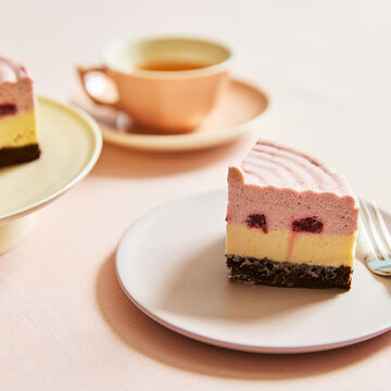 いちごのムースとバニラのババロワケーキ